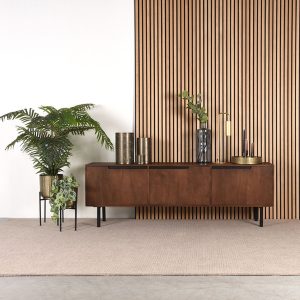 TV-meubel Rio van 180 cm in espresso mangohout geplaatst in een warm ingerichte woonkamer.