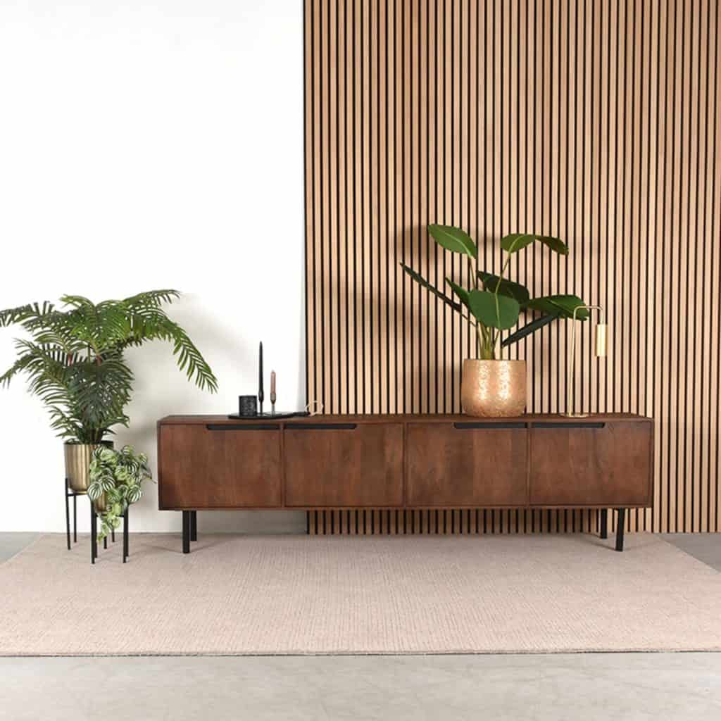 TV-meubel Rio van 220 cm in espresso mangohout in een ruim interieur met lichte wand