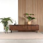 TV-meubel Rio van 220 cm in espresso mangohout in een ruim interieur met lichte wand