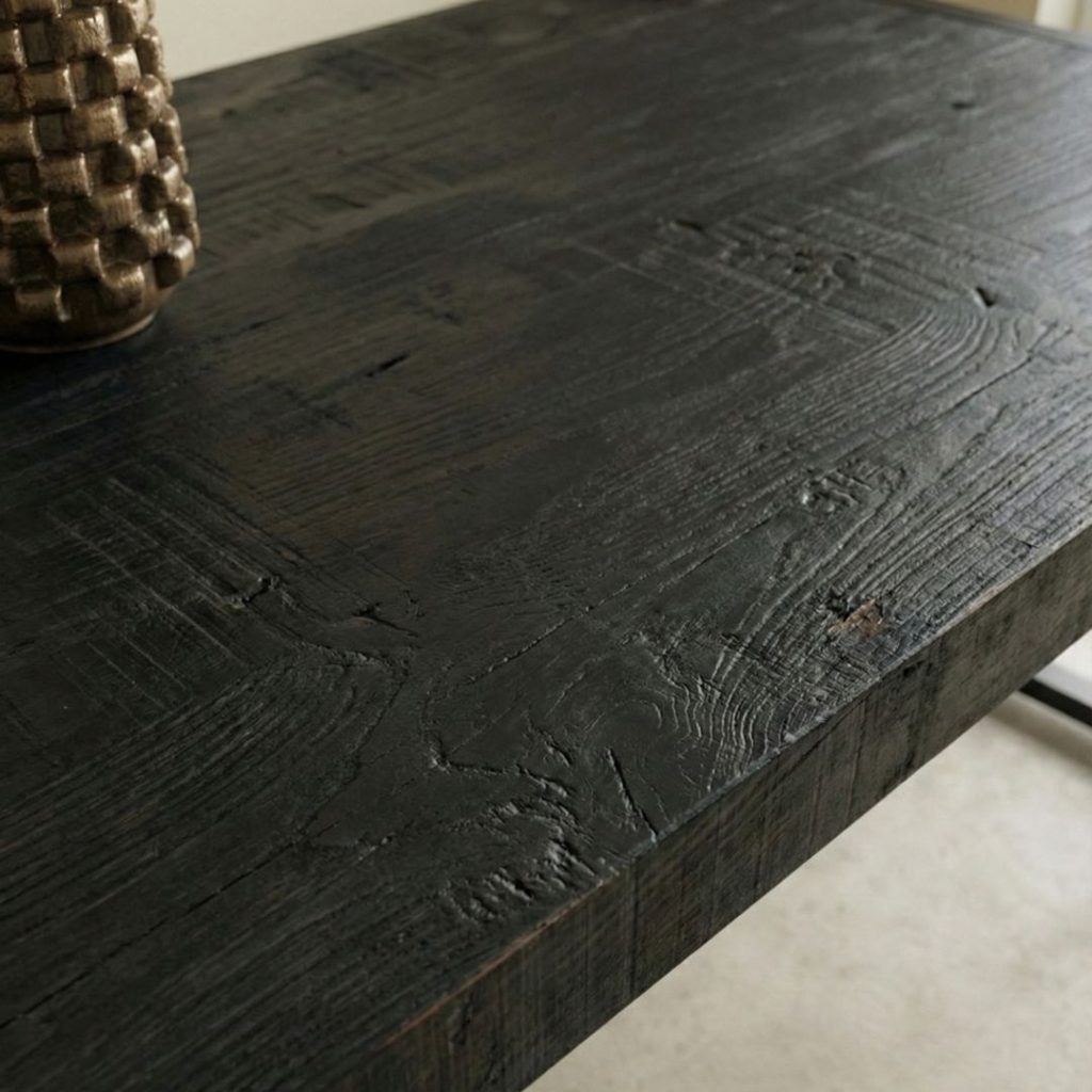 Detail van het massieve mangohouten tafelblad met natuurlijke houtstructuur van Eettafel Britt Zwart