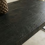 Detail van het massieve mangohouten tafelblad met natuurlijke houtstructuur van Eettafel Britt Zwart