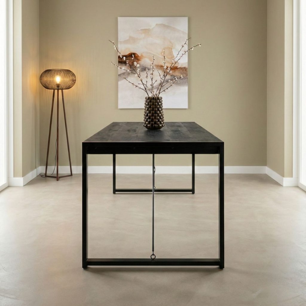 Eettafel Britt zwart van mangohout en metaal met ruime opstelling voor meerdere stoelen.