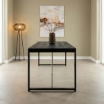 Eettafel Britt zwart van mangohout en metaal met ruime opstelling voor meerdere stoelen.