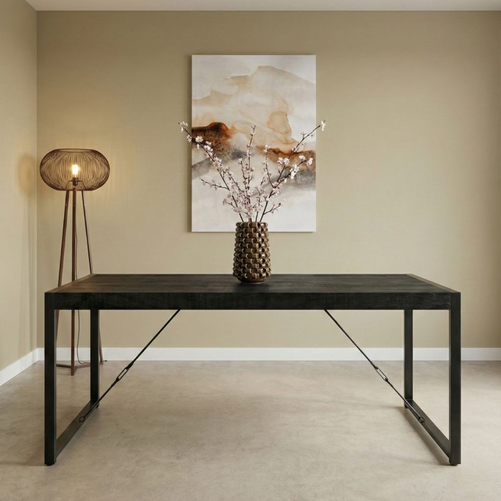 Eettafel Britt zwart van mangohout en metaal met ruime opstelling voor meerdere stoelen.
