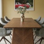 Detail van het eikenfineer tafelblad van eettafel Jule met zichtbare houtnerf