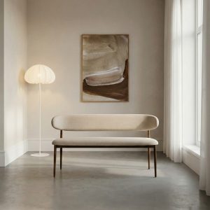 Eetkamerbank Japandi van HUUS in taupe-walnoot, sfeervol gestyled in een rustig en modern interieur.