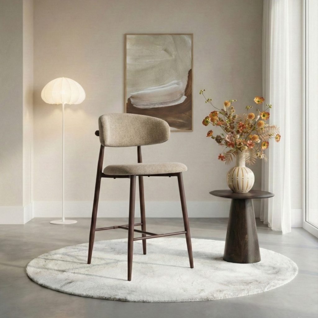 Barkruk Japandi van HUUS in taupe-walnoot, sfeervol gestyled in een rustig en modern interieur.