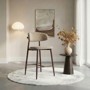 Barkruk Japandi van HUUS in taupe-walnoot, sfeervol gestyled in een rustig en modern interieur.