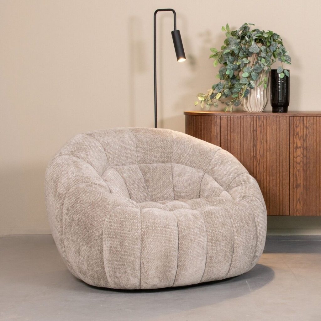 Draaifauteuil Cloud van LABEL51 in de stof Stone Elite in een rustig en japandi interieur.