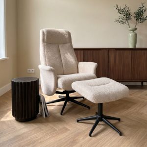 Fauteuil Sam met hocker in een beige boucle stof van Label51 nu bij HUUS voor de beste prijs