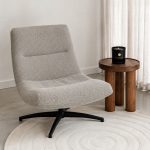 Draaifauteuil Calix van LABEL51 in een Mushroom Royal Boucle stof in een rustig en modern interieur.