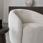 Detail foto van de luxe naturel stof van Fauteuil Alby van LABEL51, verkrijgbaar op HUUS.nl