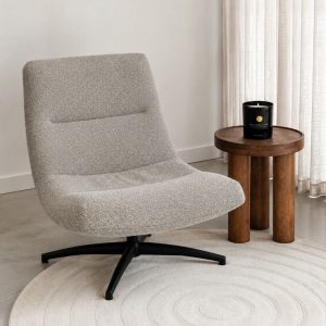 Draaifauteuil Calix van LABEL51 in een Mushroom Royal Boucle stof in een rustig en modern interieur.