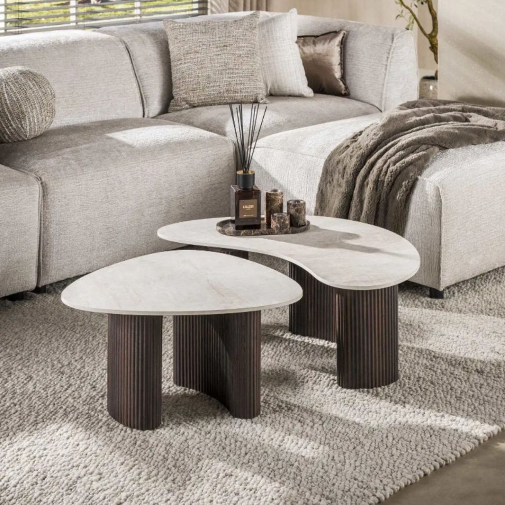 Salontafel silvy donkerbruin getoond in een warme woonkamer bij luxe bank