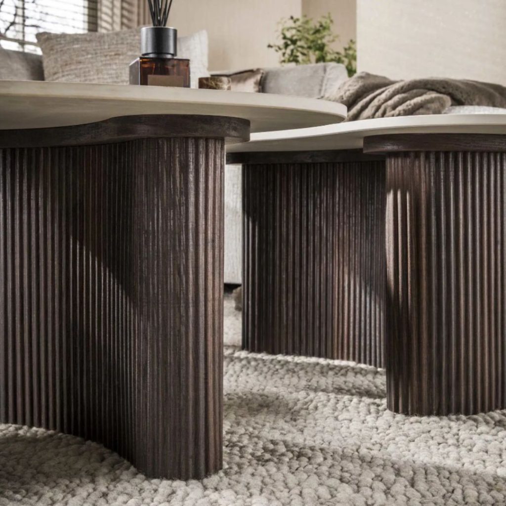 Detailfoto poot salontafel. Geribbeld.