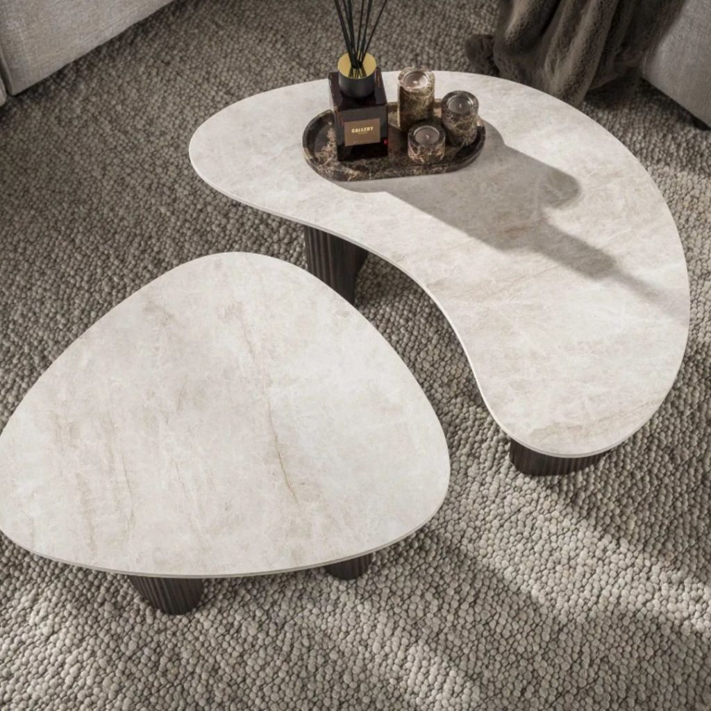Bovenaanzicht foto van salontafel silvy in een woonkamer op een warm vloerkleed.