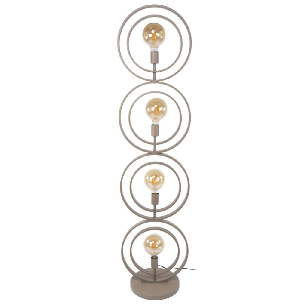 Beige vloerlamp met metalen ringen en ronde voet tegen een witte achtergrond.