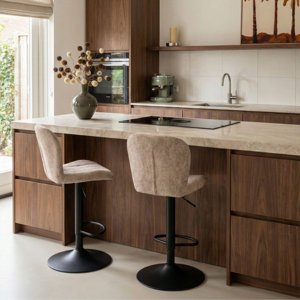 Sfeerfoto van Barstoel Vino van LABEL51 aan een moderne keuken.