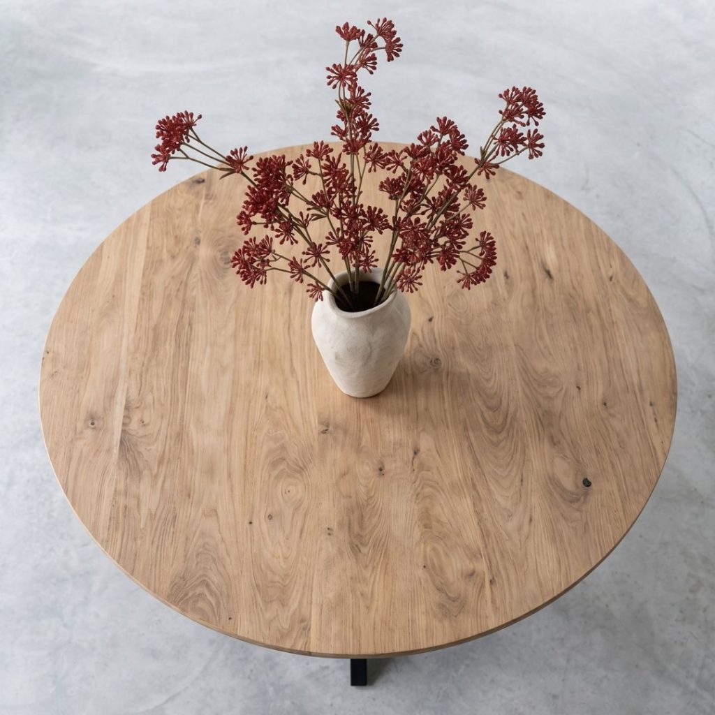 Detailfoto van het gezandstraalde mangohouten tafelblad van eettafel madrid rond in de kleur naturel