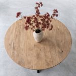 Detailfoto van het gezandstraalde mangohouten tafelblad van eettafel madrid rond in de kleur naturel