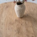 Detailfoto van het gezandstraalde mangohouten tafelblad van eettafel madrid rond in de kleur naturel
