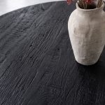 Detailfoto van het gezandstraalde mangohouten tafelblad van eettafel madrid rond in de kleur zwart