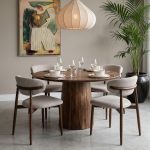 Een warm Japandi interieur met een walnoot ronde eettafel en eetkamerstoel Japandi van HUUS