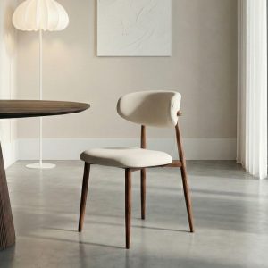 Eetkamerstoel Japandi van HUUS in zand-walnoot, sfeervol gestyled in een rustig en modern interieur.