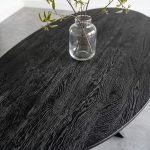 Detail foto van het zwarte mangohouten tafelblad van Madrid met een gezandstraalde afwerking.