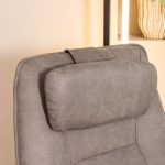 De perfecte toevoeging voor bij fauteuil Odense van label51 is dit comfortabele taupe kleurig hoofdkussen.