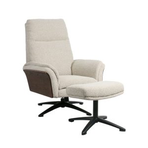 Relaxfauteuil Zenza van LABEL51 met walnoot kleurige accenten.