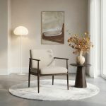 Fauteuil Japandi van HUUS in taupe-walnoot, sfeervol gestyled in een rustig en modern interieur.