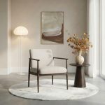 Fauteuil Japandi van HUUS in zand-walnoot, sfeervol gestyled in een rustig en modern interieur.