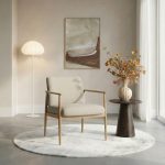 Fauteuil Japandi van HUUS in taupe-naturel, sfeervol gestyled in een rustig en modern interieur.