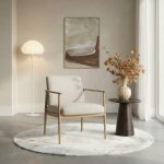 Fauteuil Japandi van HUUS in zand-naturel, sfeervol gestyled in een rustig en modern interieur.