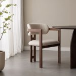 Eetkamerstoel Japandi met armleuning met een walnoot kleurig frame en een taupe kleurige zitting.