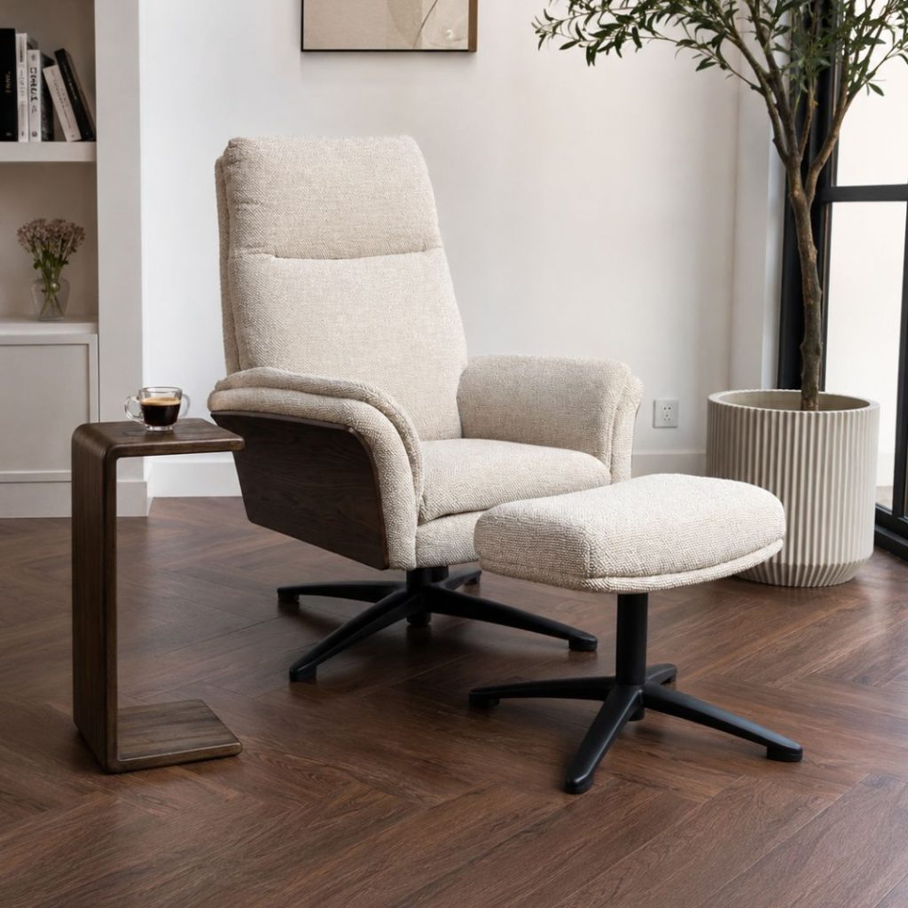 Relaxfauteuil Zenza met hocker van LABEL51 in een rustig en tijdloos interieur