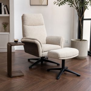Relaxfauteuil Zenza met hocker van LABEL51 in een rustig en tijdloos interieur