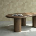 Organisch gevormde eettafel Scarlett uit de HUUS premium collectie.