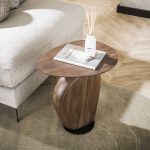 Bijzettafel Aart van acaciahout met warme houttint en perfect voor naast je bank of fauteuil.