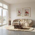 organisch gevormde bank met beige stof en rode accenten.