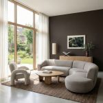 Hoekbank Florence van LABEL51 gecombineerd met fauteuil phiel in een japandi interieur.