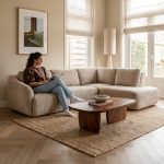 Salontafel Olivia mangohout HUUS in Japandi interieur, gecombineerd met hoekbank Matteo