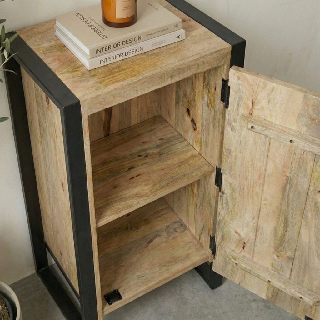 Detail van massief mangohout van opbergkast Britt met deur
