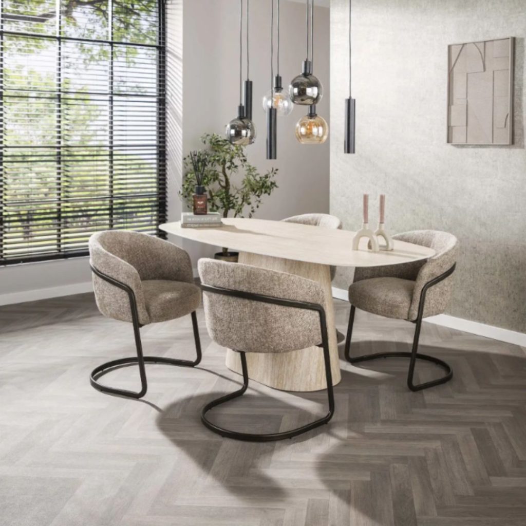 Eettafel Mara uit de HUUS Premium Collectie is een stijlvolle en eigentijdse toevoeging aan je woonkamer