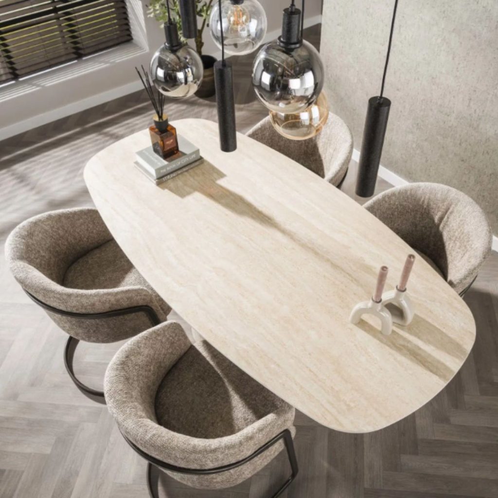 Eettafel Mara uit de HUUS Premium Collectie is een stijlvolle en eigentijdse toevoeging aan je woonkamer