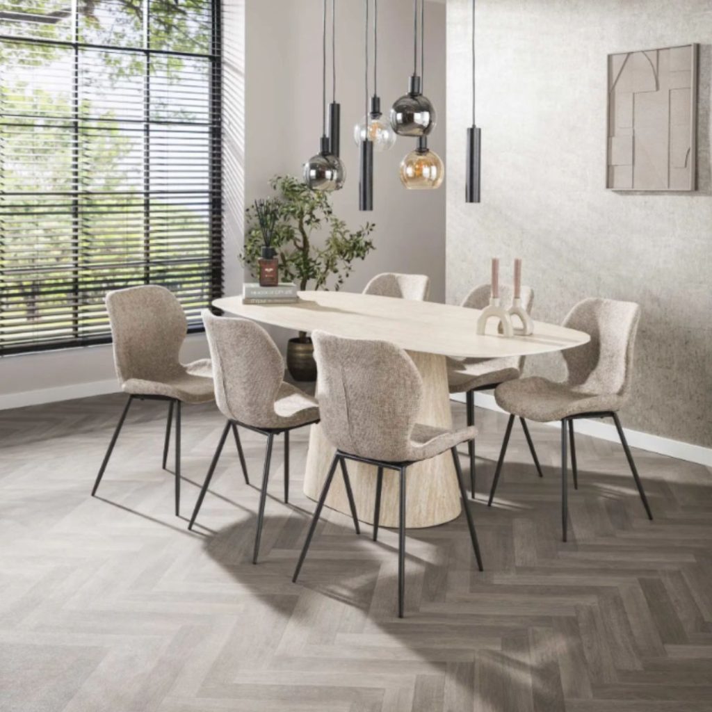 Eettafel Mara uit de HUUS Premium Collectie is een stijlvolle en eigentijdse toevoeging aan je woonkamer