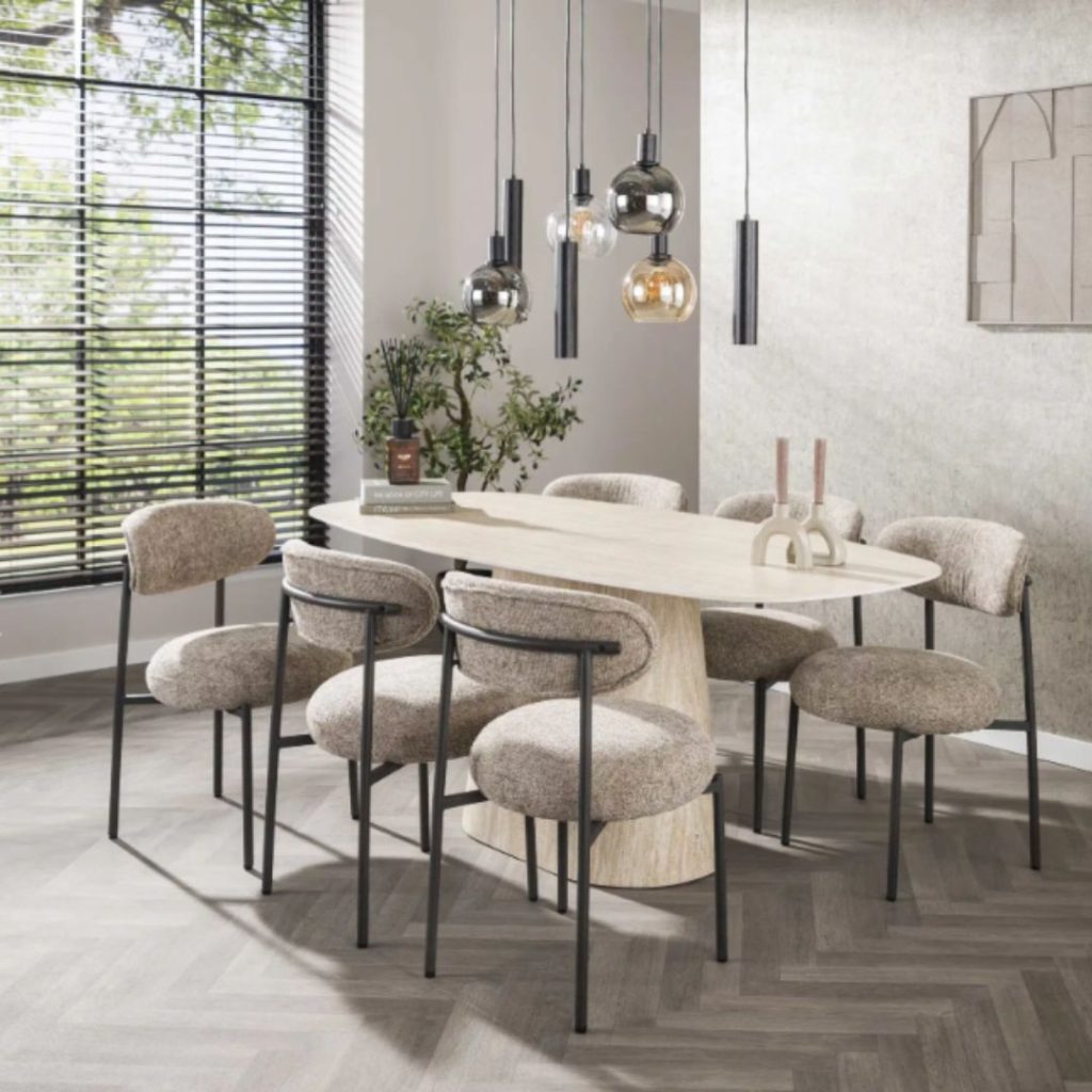 Eettafel Mara uit de HUUS Premium Collectie is een stijlvolle en eigentijdse toevoeging aan je woonkamer