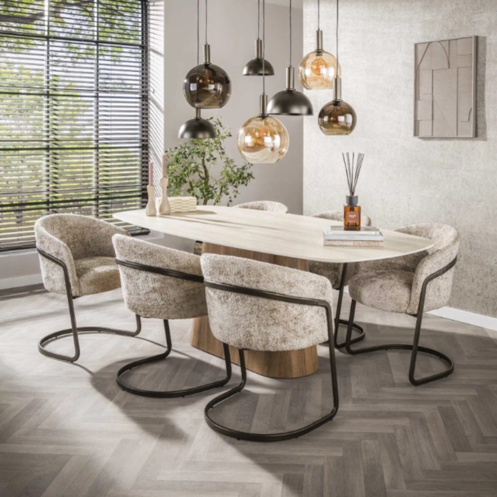 Eettafel Silvy uit de HUUS Premium Collectie is een stijlvolle en eigentijdse toevoeging aan je woonkamer