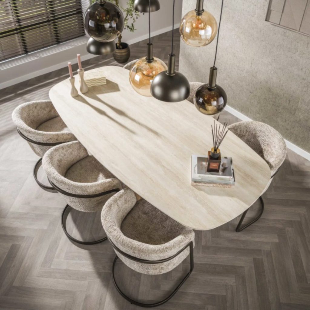 Eettafel Silvy uit de HUUS Premium Collectie is een stijlvolle en eigentijdse toevoeging aan je woonkamer